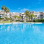 Lovely 2-bed 10 Mins Walk From Puerto Banus Appartement