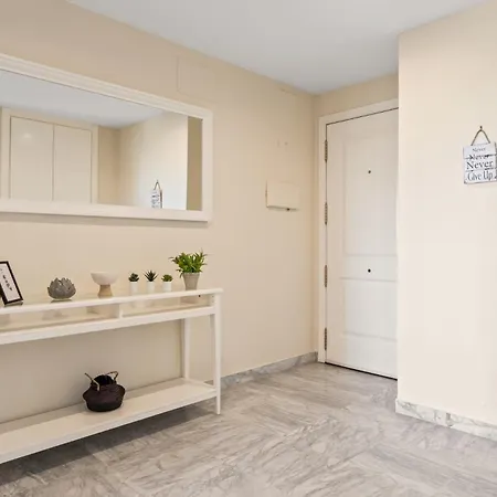 Daire Lovely 2-bed 10 Mins Walk From Puerto Banus