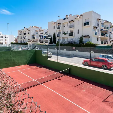 Lovely 2-bed 10 Mins Walk From Puerto Banus Daire *
