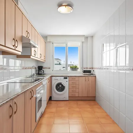 Daire Lovely 2-bed 10 Mins Walk From Puerto Banus *