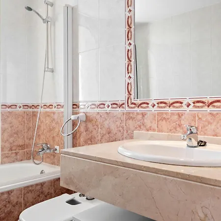 Lovely 2-bed 10 Mins Walk From Puerto Banus Marbella