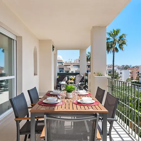 Apartment Lovely 2-bed 10 Mins Walk From Puerto Banus Marbella