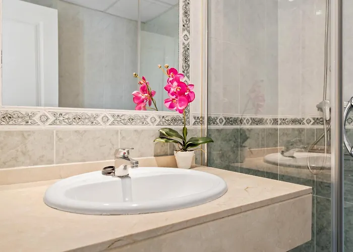 Lovely 2-bed 10 Mins Walk From Puerto Banus Daire