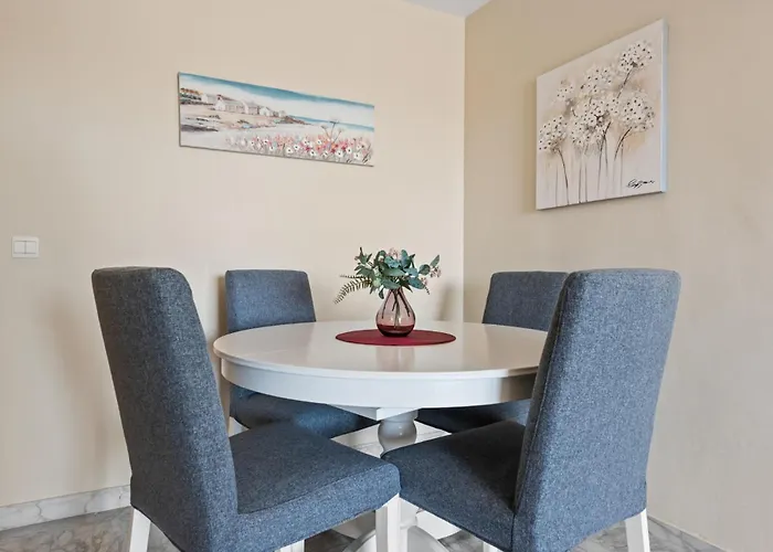 Daire Lovely 2-bed 10 Mins Walk From Puerto Banus *