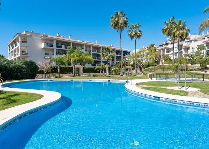 Lovely 2-bed 10 Mins Walk From Puerto Banus Appartement