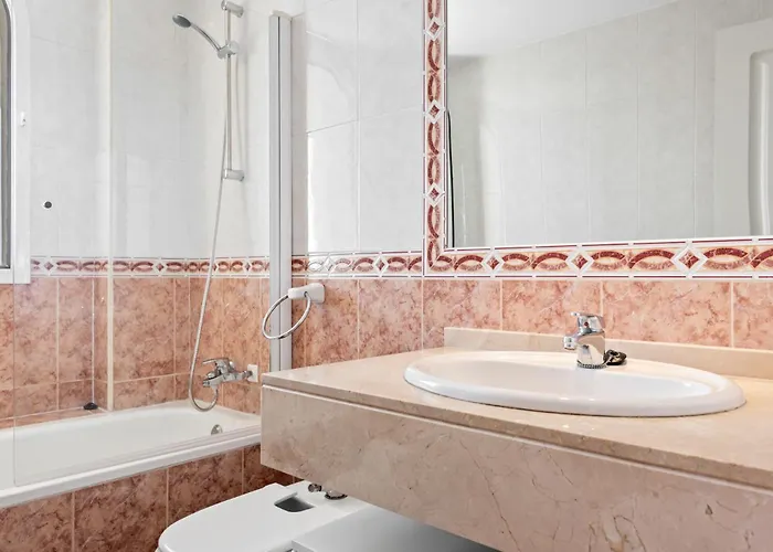 Lovely 2-bed 10 Mins Walk From Puerto Banus Marbella