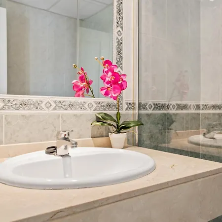 Lovely 2-bed 10 Mins Walk From Puerto Banus Апартаменти