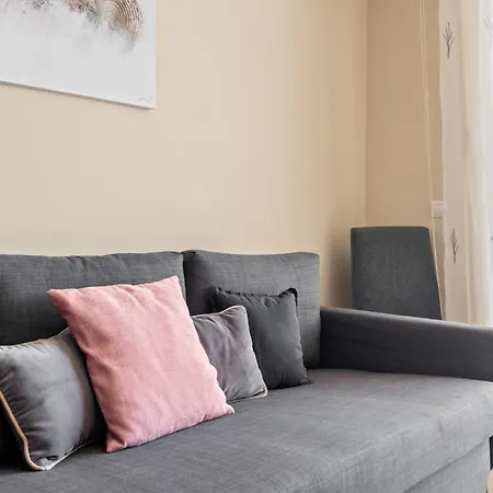 Апартаменти Lovely 2-bed 10 Mins Walk From Puerto Banus Марбелья