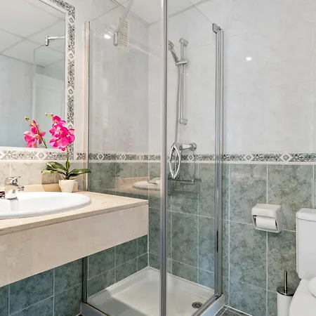 Lovely 2-bed 10 Mins Walk From Puerto Banus * Марбелья