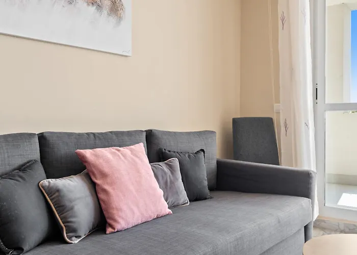 アパート Lovely 2-bed 10 Mins Walk From Puerto Banus マルベーリャ