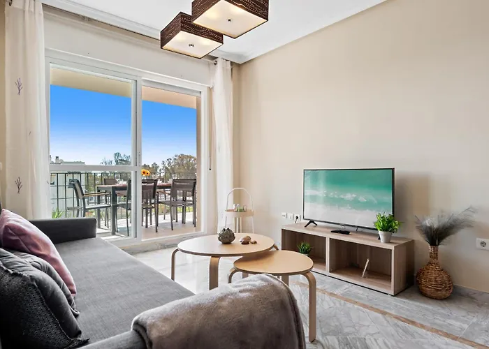 Lovely 2-bed 10 Mins Walk From Puerto Banus アパート